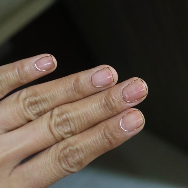 5. Сделать такой маникюр очень просто: достаточно окаймить ногти золотой проволокой.