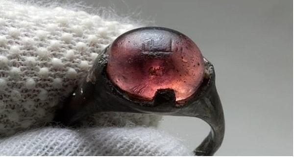 6. 9. yüzyıldan kalma üzerinde islamik ibare olarak ''Allah'' yazısı bulunan bir viking yüzüğü.