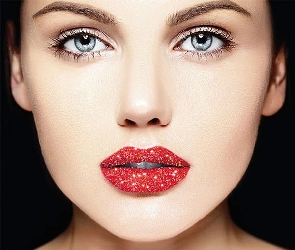 5. Сверкающая помада станет трендом для самых храбрых девушек.