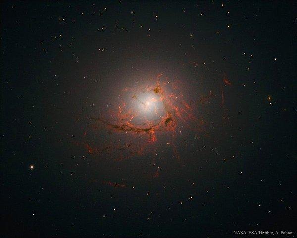 13. NGC 4696: Karadeliğin Etrafındaki Filamentler