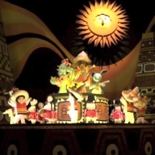 Disneyland'de bulunan 'It's a Small World' oyuncağındaki karakterler oyuncak kapalı olmasına rağmen canlanıyor.