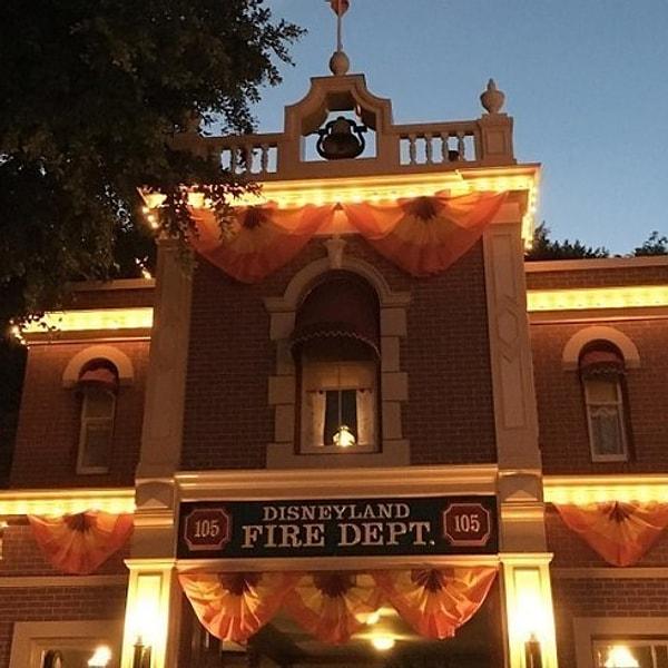 4. Walt Disney hala Disneyland Main St.'teki itfaiye binasına musallat oluyor.