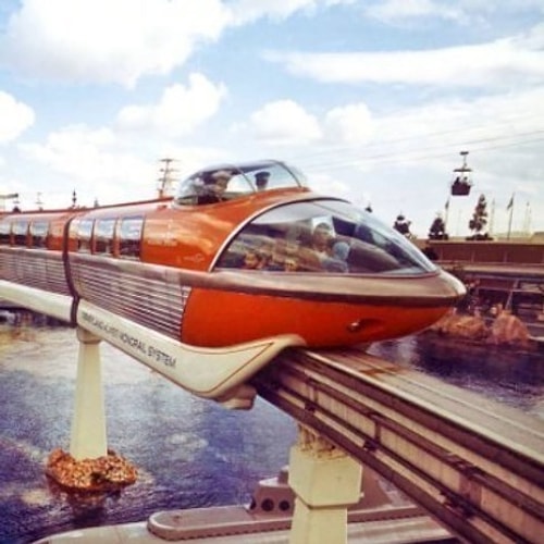 Disneyland'in arada sırada 'monorail'da kendini gösteren gizemli bir hayaleti var.
