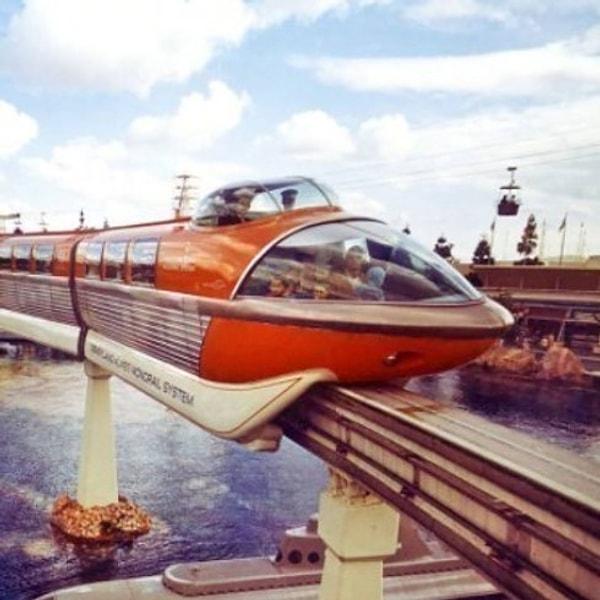 12. Disneyland'in arada sırada 'monorail'da kendini gösteren gizemli bir hayaleti var.