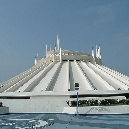 Disneyland'deki 'Space Mountain' oyuncağı perili ve bazen insanlar bir adamın oyuncaktan düştüğünü görüyor.