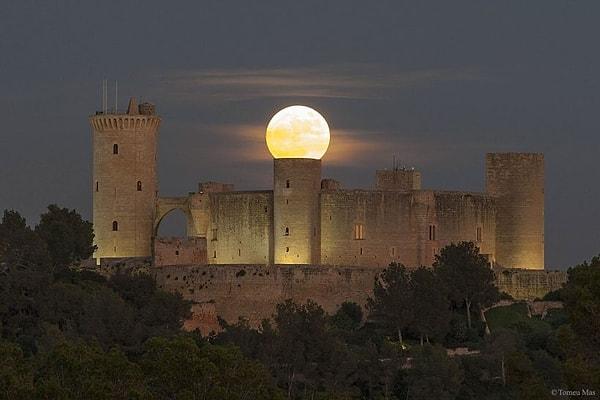 9. İspanyol Kalesi Üzerindeki Süper Ay