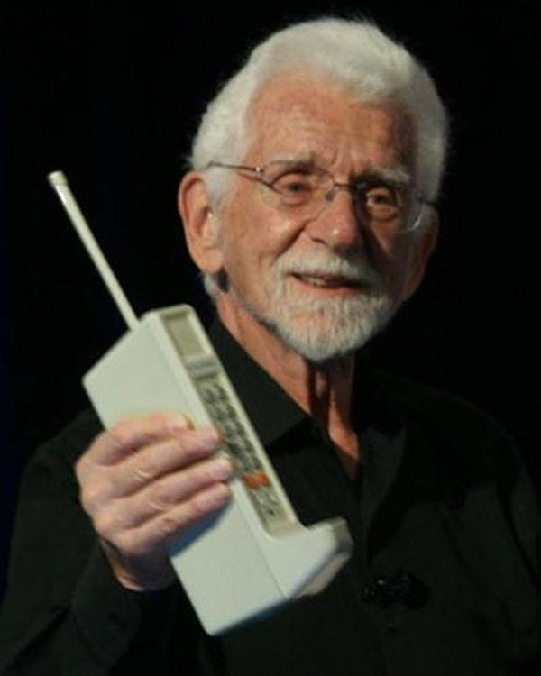 2. 1983 yılında Motorola'nın ürettiği cep telefonu & günümüzdeki bir cep telefonu