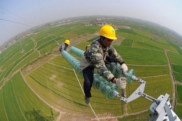 2. People who mount high-voltage electricity cables in China