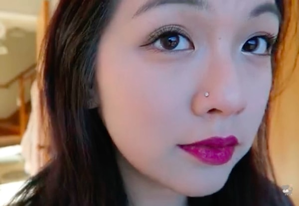 7. Теперь можно накрасить губы и глаза — ваша кожа останется матовой до конца дня 💄