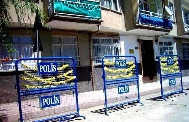 Polis tellerinde biber kurutmak.