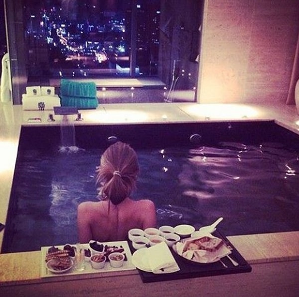 1. Ужин у бассейна? Почему бы и нет...