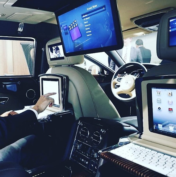 9. Интересно, сколько в этой машине встроенных экранов?