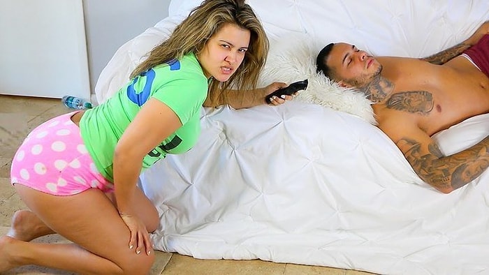 Uyuyan Sevgilinin Saçını Kesme Şakası