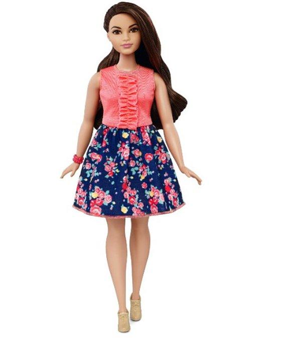 4. Şık, büyüleyici ve harika vücudu olan bu Barbie bebek de çocukların çok hoşuna gidecek.