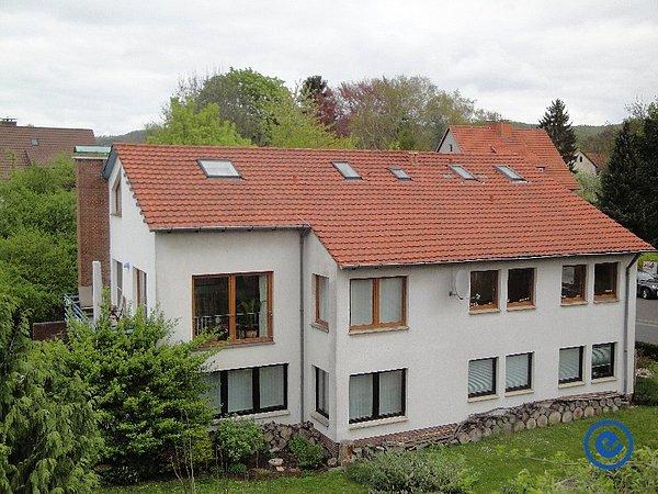 5. Almanya: Çevresi düzenli, dışarıda peyzaj düzenlemesi düzgün, güneş gören 2+1, 60 metrekare ev kirası: 330 birim para. Türkiye: Videoda gördüğünüze denk evin kirası 2+1, 60 metre kare: 700 birim para