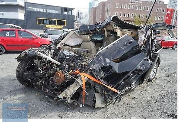 Paylaşılan fotoğraflarda aracın ağır hasarlı olduğu görülüyor.