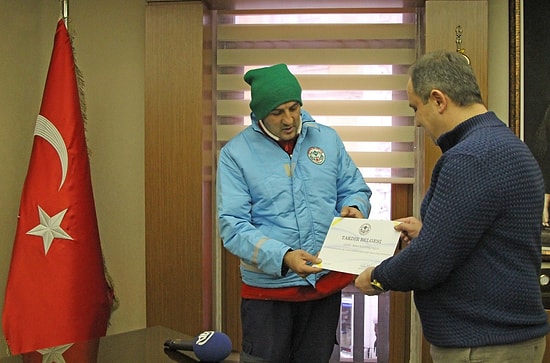 Montunu Köpeğin Üzerine Örten İşçiye Takdir Belgesi: 'Altı Üstü Bir Mont Hiç Tereddüt Etmedim'