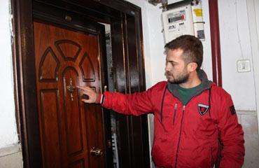 8. Ankara Yenimahalle'de çelik kapıları açamayan hırsızlar kapı tokmaklarını çaldı.