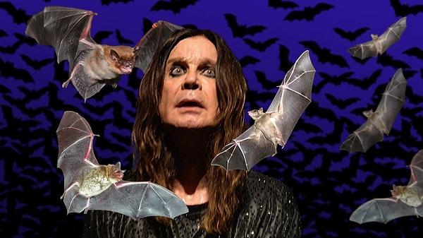 6. Ozzy Osbourne'un yıllar önce sahnede canlı bir yarasanın kafasını ısırarak koparması hala unutulmuyor.