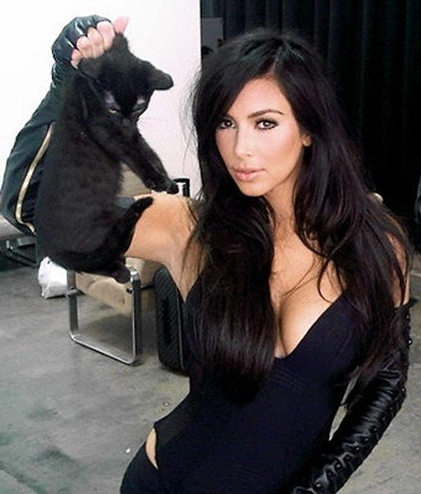 7. Kim Kardashian'ın yıllar yıllar önce çektirdiği bu fotoğraf başına iş açtı.