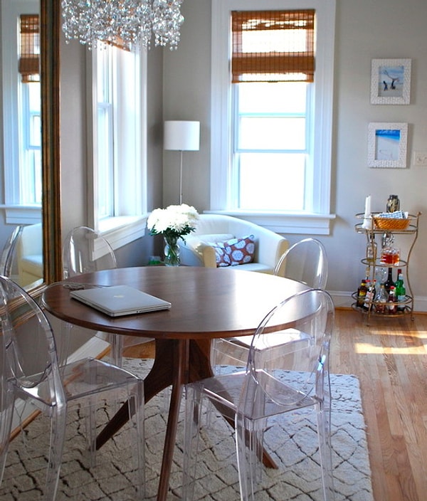 7. Если в вашей комнате недостаточно места, купите круглый столик вместо классического прямоугольного. Он с легкостью может поместиться в угол комнаты.