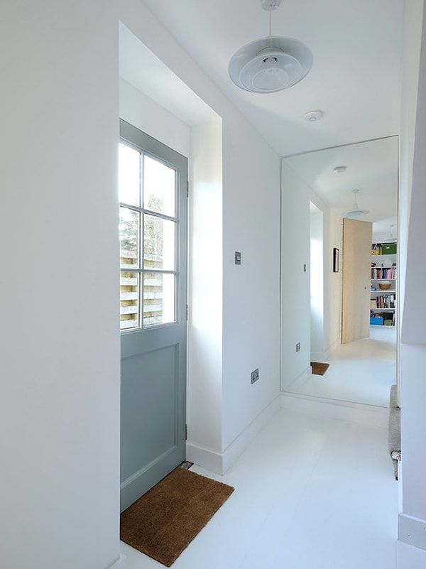 11. Если вы можете себе это позволить, то установите в комнате зеркало от потолка до пола. Это придаст визуальное ощущение высоких потолков.