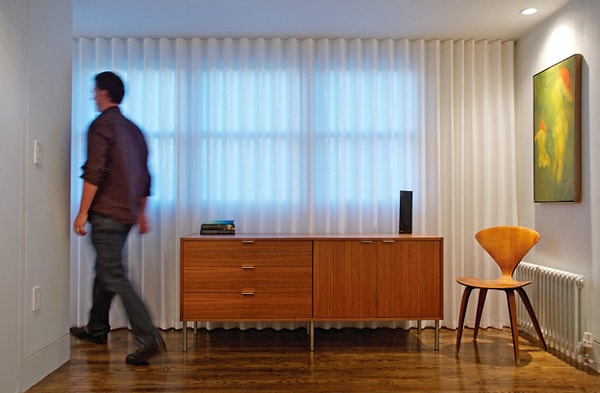 13. Шторы, повешенные от потолка, создают иллюзию высоты потолка.