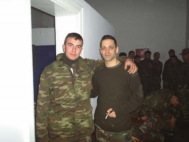 Asker de Dahi "Rockstar" Duruşunu Bozmayan Adam