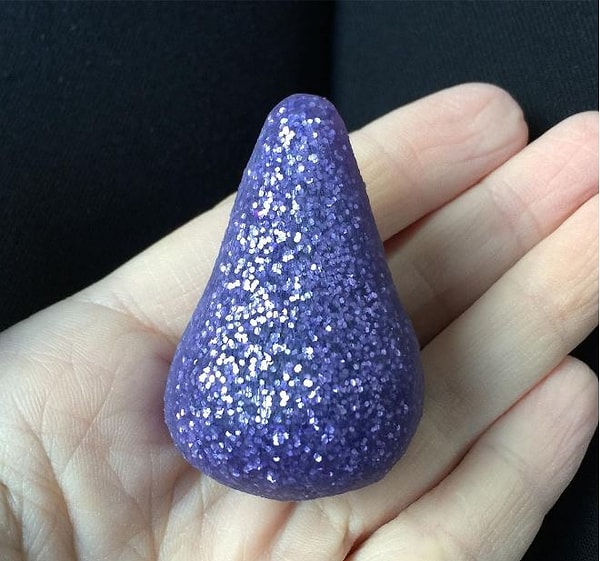 5. Блестки остаются внутри спонжа и не переходят на кожу.