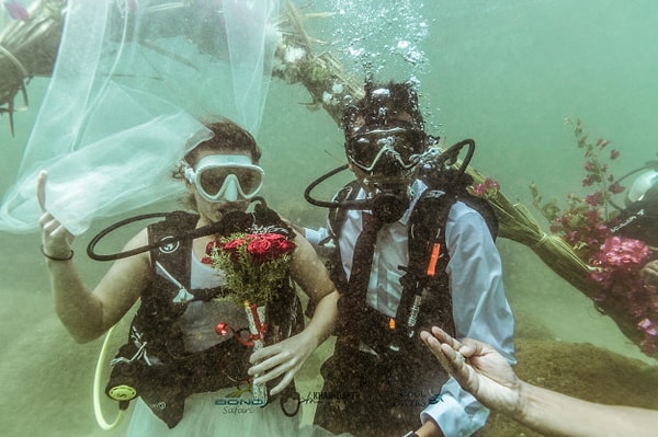 У невесты в руках был букет самых настоящих красных роз.
