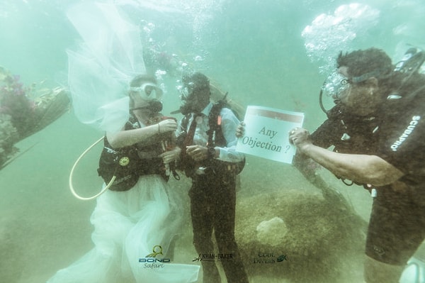 Объясниться новоявленным супругам помогали заранее приготовленные плакаты и таблички с надписями.
