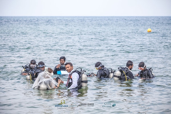 За два дня до свадьбы пара начала учиться погружаться под воду.