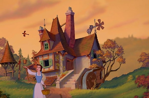 1. Итак, сначала мы видим Белль (Эмму Уотсон), одетую в традиционное голубое платье. Она покидает дом, чтобы пойти в город