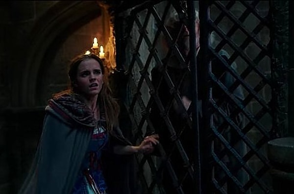 4. Многие кадры практически идентичны со старой версией фильма. Как, например, вот этот момент, когда Белль пытается спасти своего отца