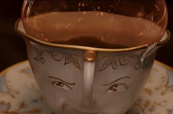 7. Эти две картины невероятно похожи и внимательны к деталям. Смотрите, в новой версии Чип тоже показывает свой трюк