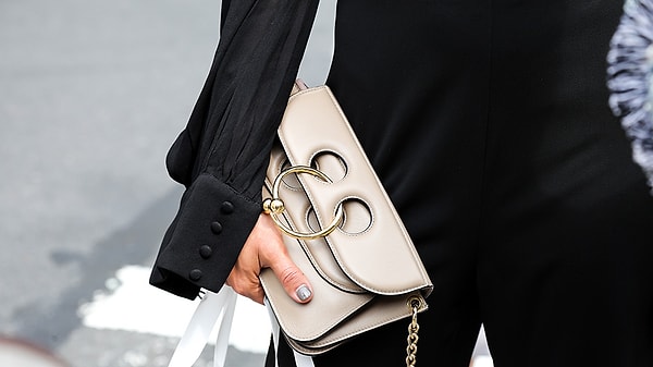 8. Лень возиться с платьем - ограничьтесь скромным аксессуаром.