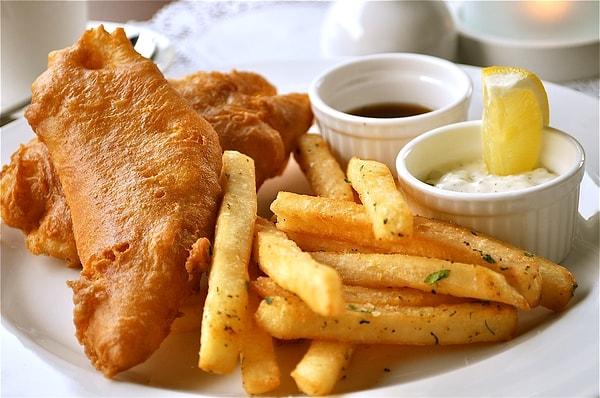 13. İngiltere'nin geleneksel yemeği haline gelmiş Fish&Chips'i (Balık ve patates kızartması)
