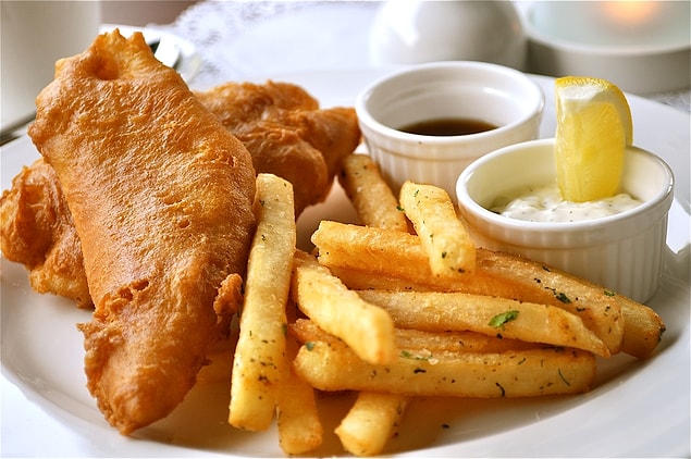 13. İngiltere'nin geleneksel yemeği haline gelmiş Fish&Chips'i (Balık ve patates kızartması)