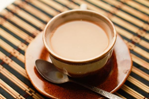 15. Çoğunlukla süt eklenerek şekersiz tüketilen çay