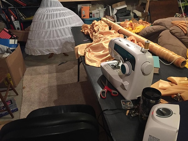 2. И хотя Джоэл никогда прежде не шил, он подошел к делу со всей серьезностью