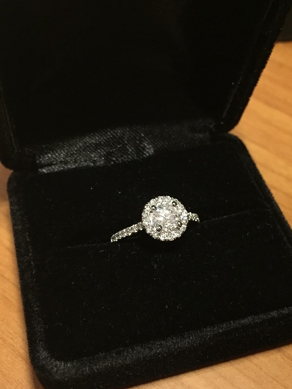 6. "Когда я открыл дверь... она увидела платье, и, как вы, наверное, уже поняли, расплакалась"