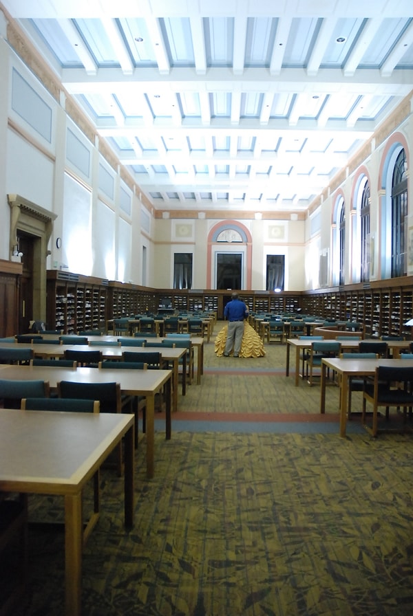 10. Когда кольцо было надето на палец Кары, заиграла песня "Tale As Old As Time", и она смогла станцевать со своим невероятно романтичным женихом