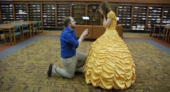 Мужчина сшил для своей возлюбленной платье из «Красавицы и Чудовища», чтобы предложить ей руку и сердце