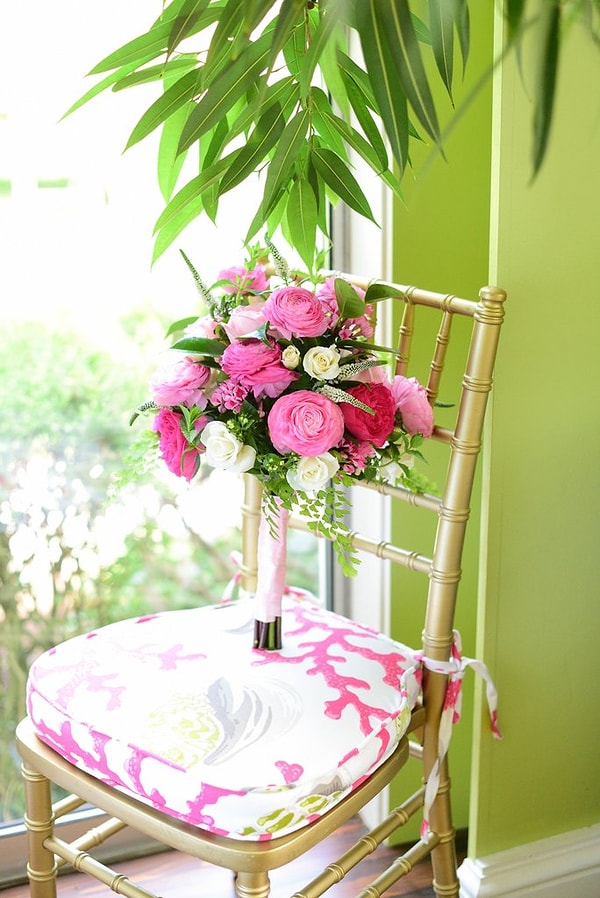 1. Букеты из живых цветов по-прежнему в моде и упорно не уступают искусственным свой пьедестал.