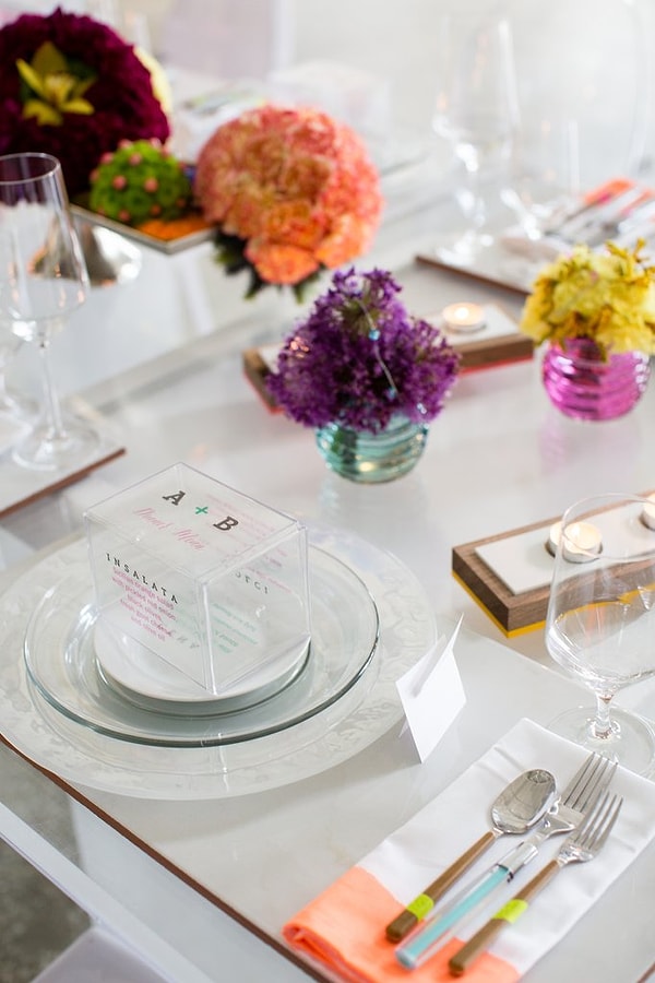 11. Современные декорации для стола, которые смогут развлечь гостей до начала торжества.