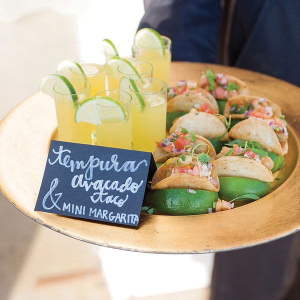 15. И последнее - постарайтесь разнообразить меню. Например, можно найти в Сети необычные рецепты мини-гамбургеров или небольших пицц. Гости должны быть сытыми и довольными 😉😋