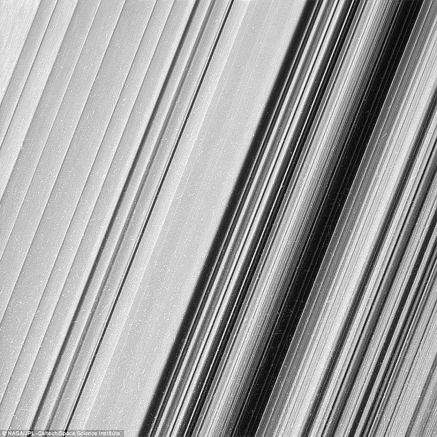 Cassini, Satürn'ün etrafındaki buzlu halkaları ilk kez bu kadar yakından fotoğrafladı.