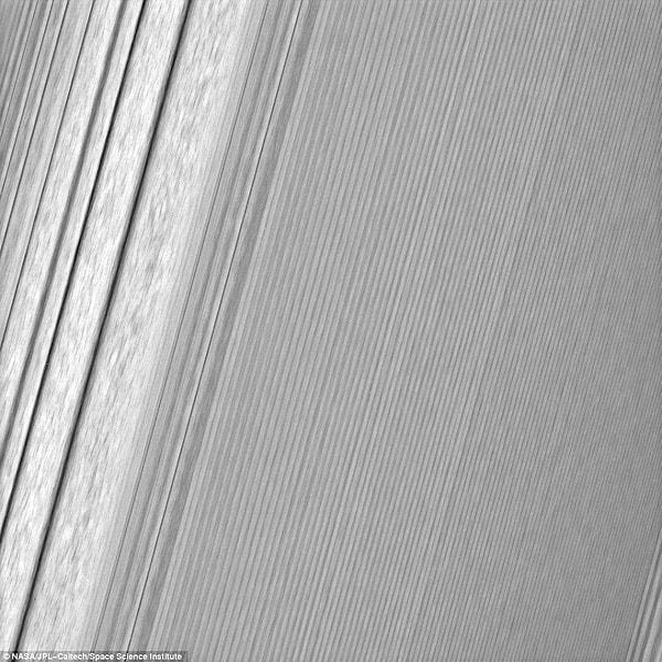 Gezegenden 134.000 km uzakta yer alan Satürn'ün A halkasındaki yoğunluk dalgası ise bu karede görülebiliyor.