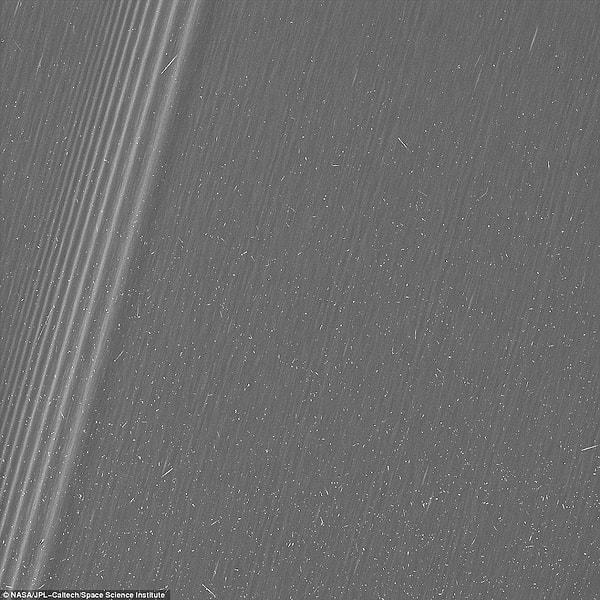 Satürn'ün A halkasından bir fotoğraf daha. Burada kozmik ışınlar ve yüklü parçacık radyasyonu görülebiliyor.