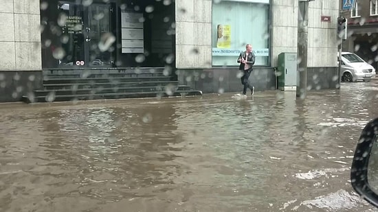 Yağmur Sularında Mahsur Kalan Kediyi Kurtaran Güzel Kalpli İnsan